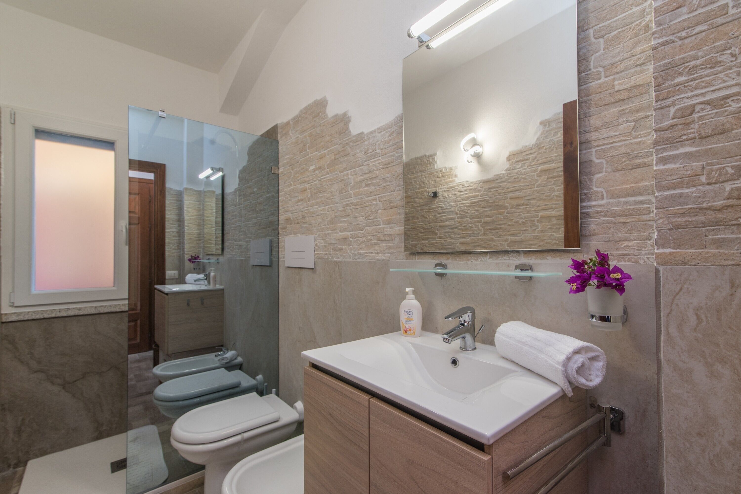 Douche, articles de toilette gratuits, serviettes fournies