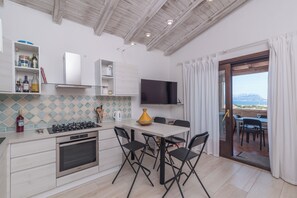 Een koelkast, een oven, een kookplaat, een waterkoker