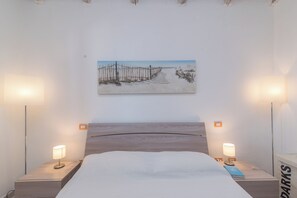 2 slaapkamers, een strijkplank/strijkijzer, beddengoed