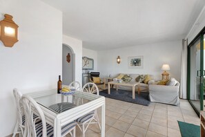 Interior - Holiday Home 'La Villa La Palma- 2 Dormitorios' with Sea View, Wi-Fi and Air Conditioning (Dos Pinos)