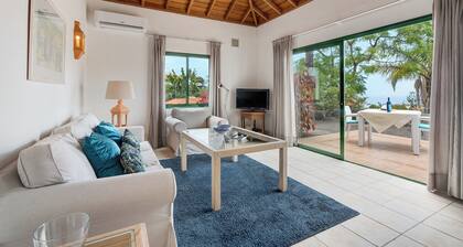 Holiday Home 'La Villa La Palma - 1 Dormitorio' with Sea View, Wi-Fi and Air Conditioning