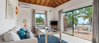Holiday Home 'La Villa La Palma - 1 Dormitorio' with Sea View, Wi-Fi and Air Conditioning