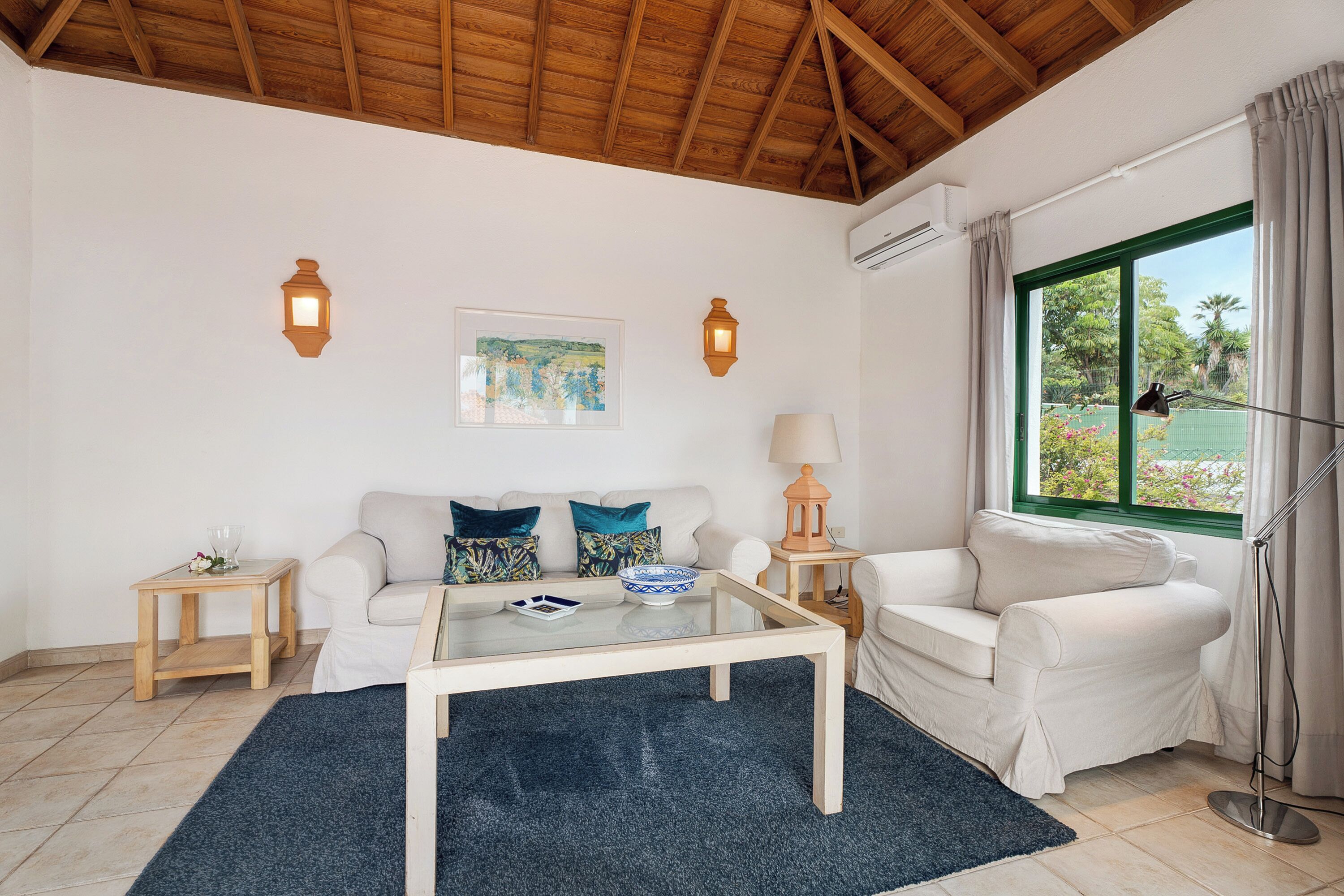 Una mesa de tenis de mesa