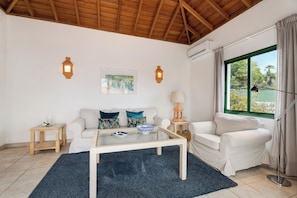 Una mesa de tenis de mesa