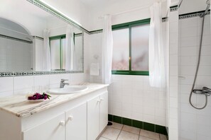 Shower, hair dryer, towels - Holiday Home 'Villa Verde Superior' with Sea View, Wi-Fi and Air Conditioning (dos pinos)