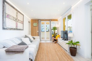 TV - Apartment 'Lagomar' with Private Terrace, Wi-Fi and Air Conditioning (Alcudia)