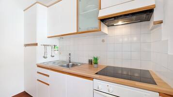 Réfrigérateur, four, plaque de cuisson, cafetiÚre/bouilloire