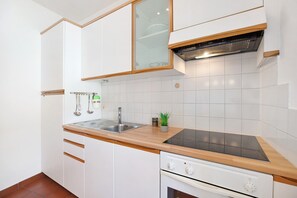 Frigorífic, forn, placa de cuina i cafetera i tetera 