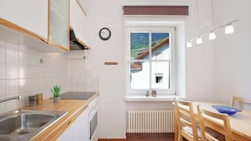 Fridge, oven, stovetop, coffee/tea maker