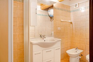 Regadera, secadora de cabello, toallas 