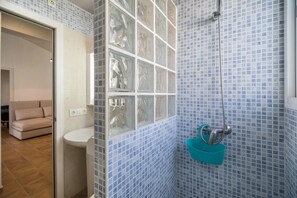 Dusche, Haartrockner, Handtücher