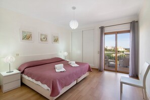 2 bedrooms, free WiFi, bed sheets - Apartment 'Albufeira Townhouse Beach' with Shared Pool, Wi-Fi and Air Conditioning (Albufeira)