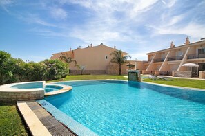 Pool - Apartment 'Albufeira Townhouse Beach' with Shared Pool, Wi-Fi and Air Conditioning (Albufeira)