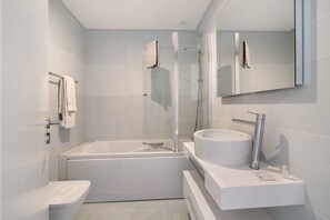 Baignoire, sèche-cheveux, serviettes fournies