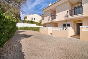 Exterior - Apartment 'Albufeira Townhouse Beach' with Shared Pool, Wi-Fi and Air Conditioning (Albufeira)