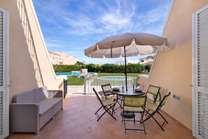 Outdoor dining - Apartment 'Albufeira Townhouse Beach' with Shared Pool, Wi-Fi and Air Conditioning (Albufeira)