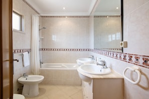 Bathtub, hair dryer, towels - Apartment 'Yara Beach Apartments T1' with Shared Pool, Wi-Fi and Air Conditioning (Albufeira)