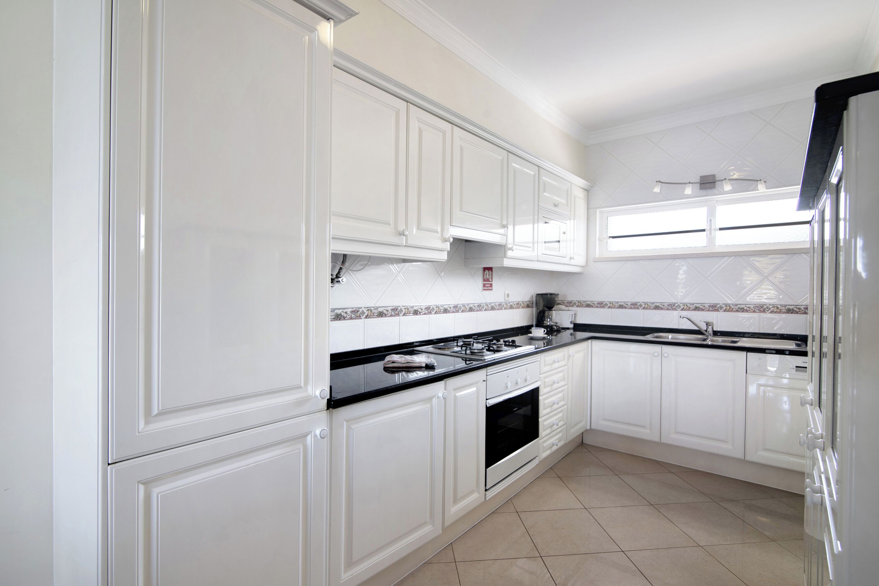 Kühlschrank, Ofen, Herdplatte, Geschirrspüler