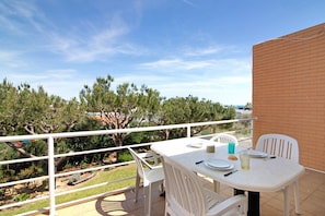 Outdoor dining - Apartment 'Yara Beach Apartments T1' with Shared Pool, Wi-Fi and Air Conditioning (Albufeira)