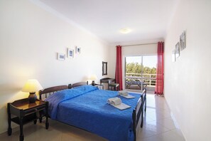 1 bedroom, iron/ironing board, free WiFi, bed sheets - Apartment 'Yara Beach Apartments T1' with Shared Pool, Wi-Fi and Air Conditioning (Albufeira)