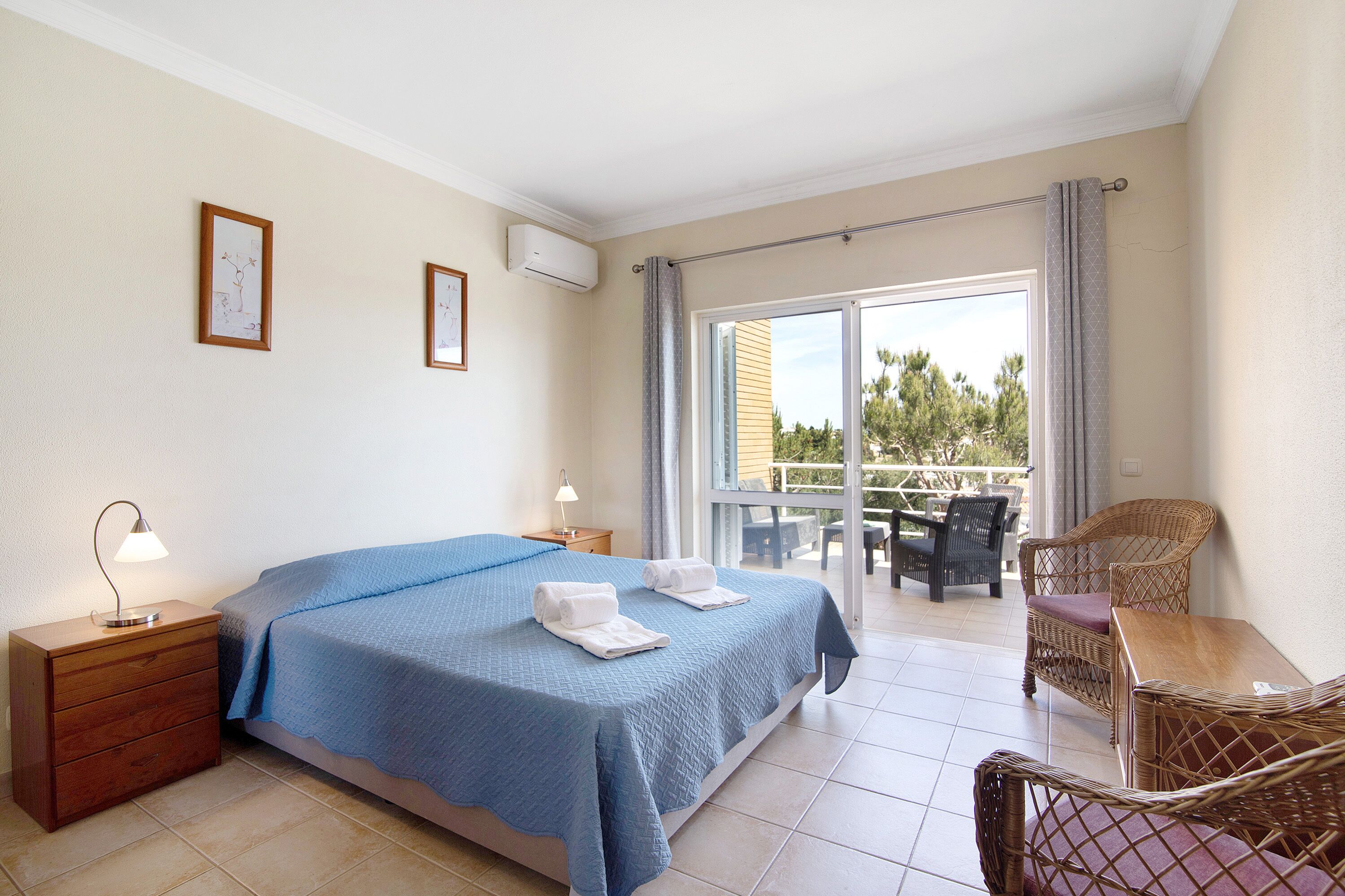 1 slaapkamer, een strijkplank/strijkijzer, beddengoed