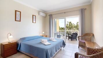 1 slaapkamer, een strijkplank/strijkijzer, beddengoed