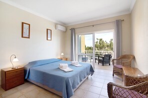 1 habitación, tabla de planchar con plancha y ropa de cama 