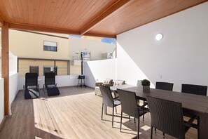 Outdoor dining - Holiday Home 'Casa Anzol' with Private Terrace, Wi-Fi and Air Conditioning (Fuseta)
