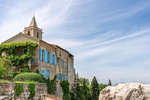 Chalet Clos des Fontaines with panoramic views and swimming pool in the heart of Vaucluse