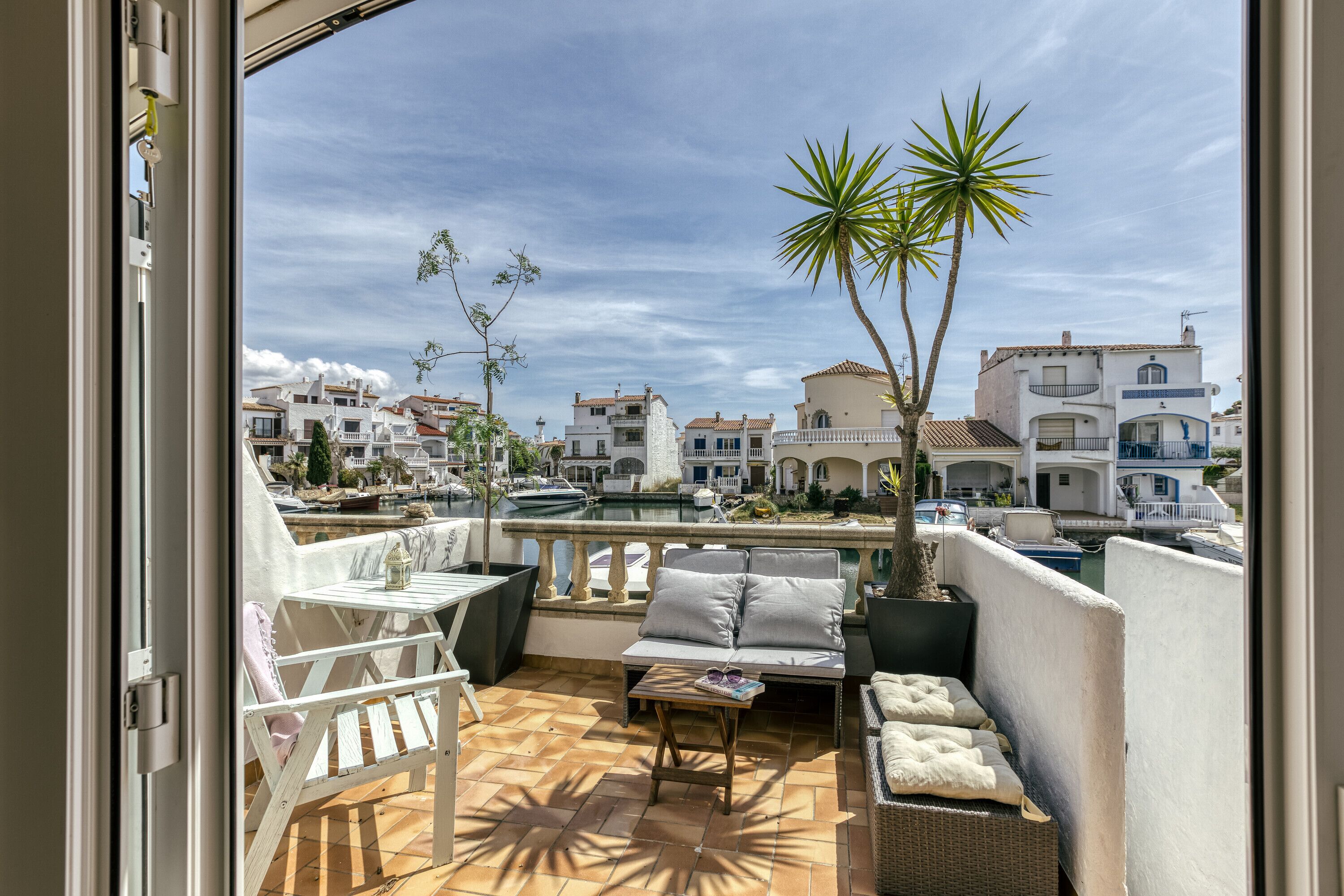 Apartment 'Canal Empúries' with Lake View, Wi-Fi and Air Conditioning