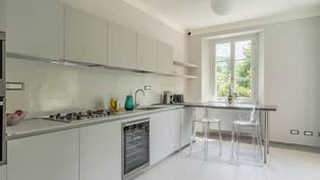 Fridge, microwave, stovetop, dishwasher