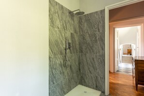 Baignoire, sèche-cheveux, serviettes fournies