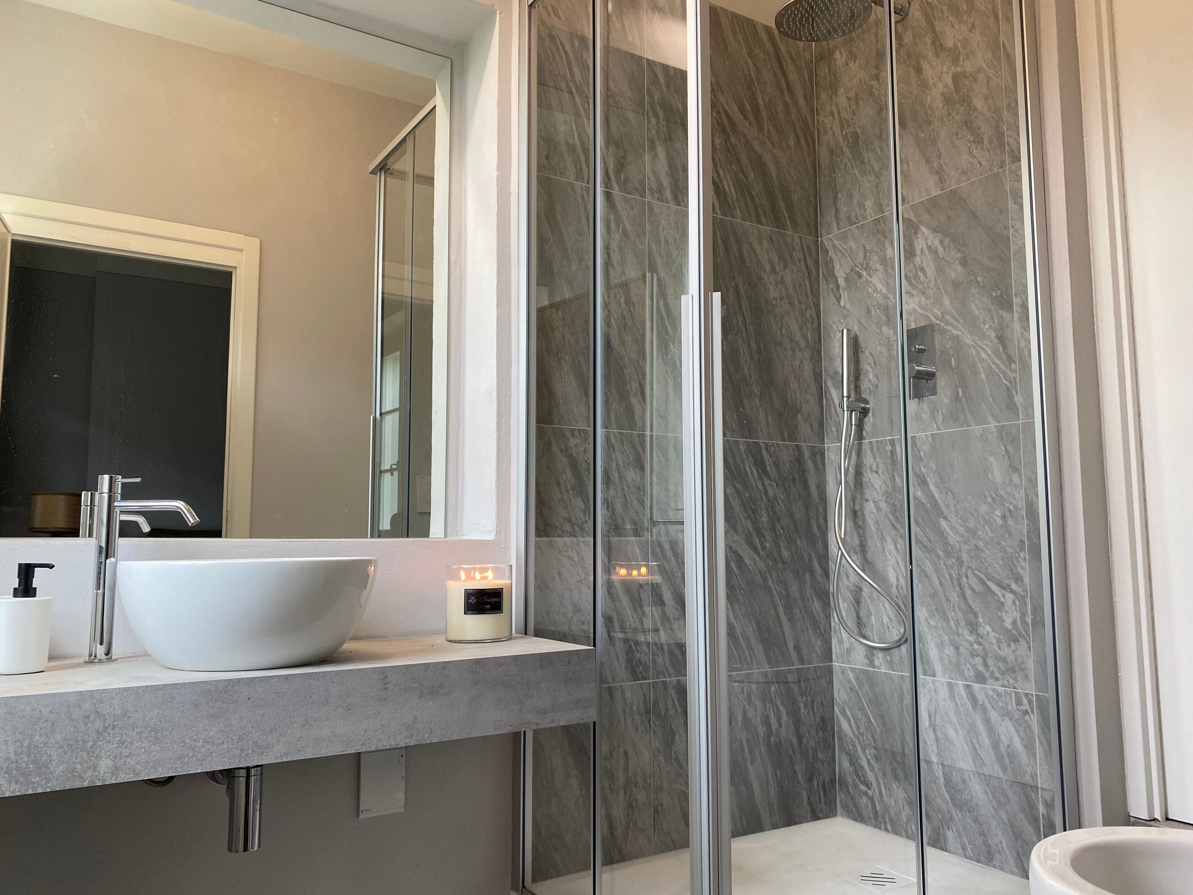 Badewanne, Haartrockner, Handtücher