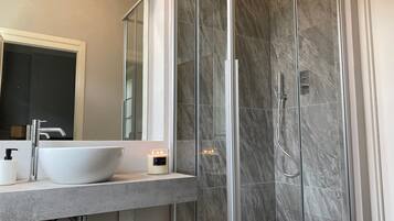 Badewanne, Haartrockner, Handtücher