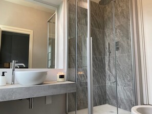 Bathtub, hair dryer, towels - Villa 'Brecht' with Private Terrace, Wi-Fi and Air Conditioning (Bagni di Lucca)