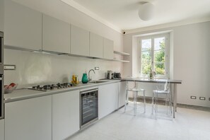 Kjøleskap, mikrobølgeovn, kokeplater og oppvaskmaskin