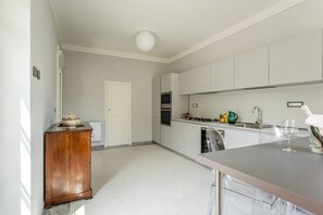 Réfrigérateur, micro-ondes, plaque de cuisson, lave-vaisselle