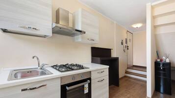 Kjøleskap, ovn, kokeplater og vannkoker