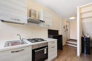 Kühlschrank, Ofen, Herdplatte, Wasserkocher