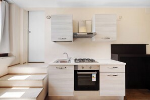 Jääkaappi, uuni, liesi, vedenkeitin