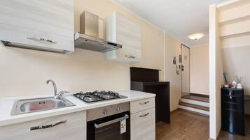 Réfrigérateur, four, plaque de cuisson, bouilloire électrique