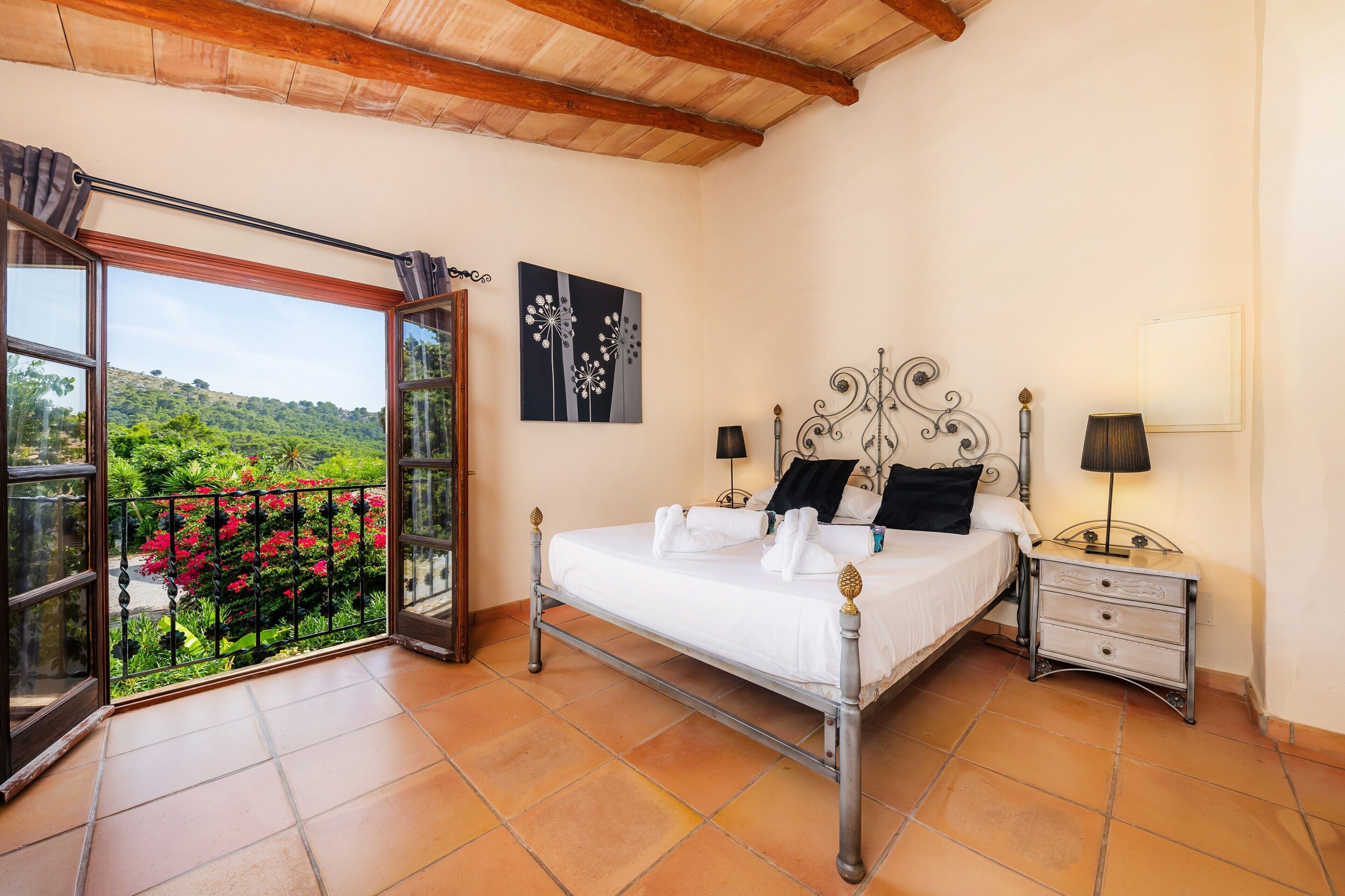 5 bedrooms, iron/ironing board, free WiFi, bed sheets