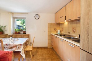 Réfrigérateur, micro-ondes, plaque de cuisson, lave-vaisselle