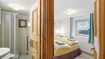 Een douche, gratis toiletartikelen, een haardroger, handdoeken