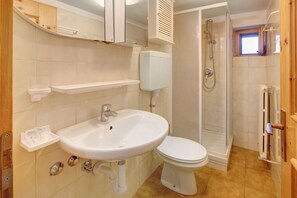 Douche, articles de toilette gratuits, sèche-cheveux