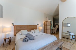5 sovrum, skrivbord, strykjärn/strykbräda och gratis wi-fi