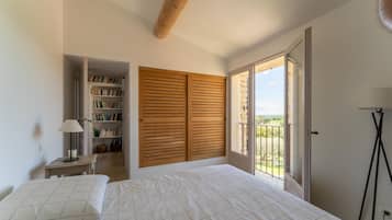 5 bedrooms, desk, iron/ironing board, free WiFi