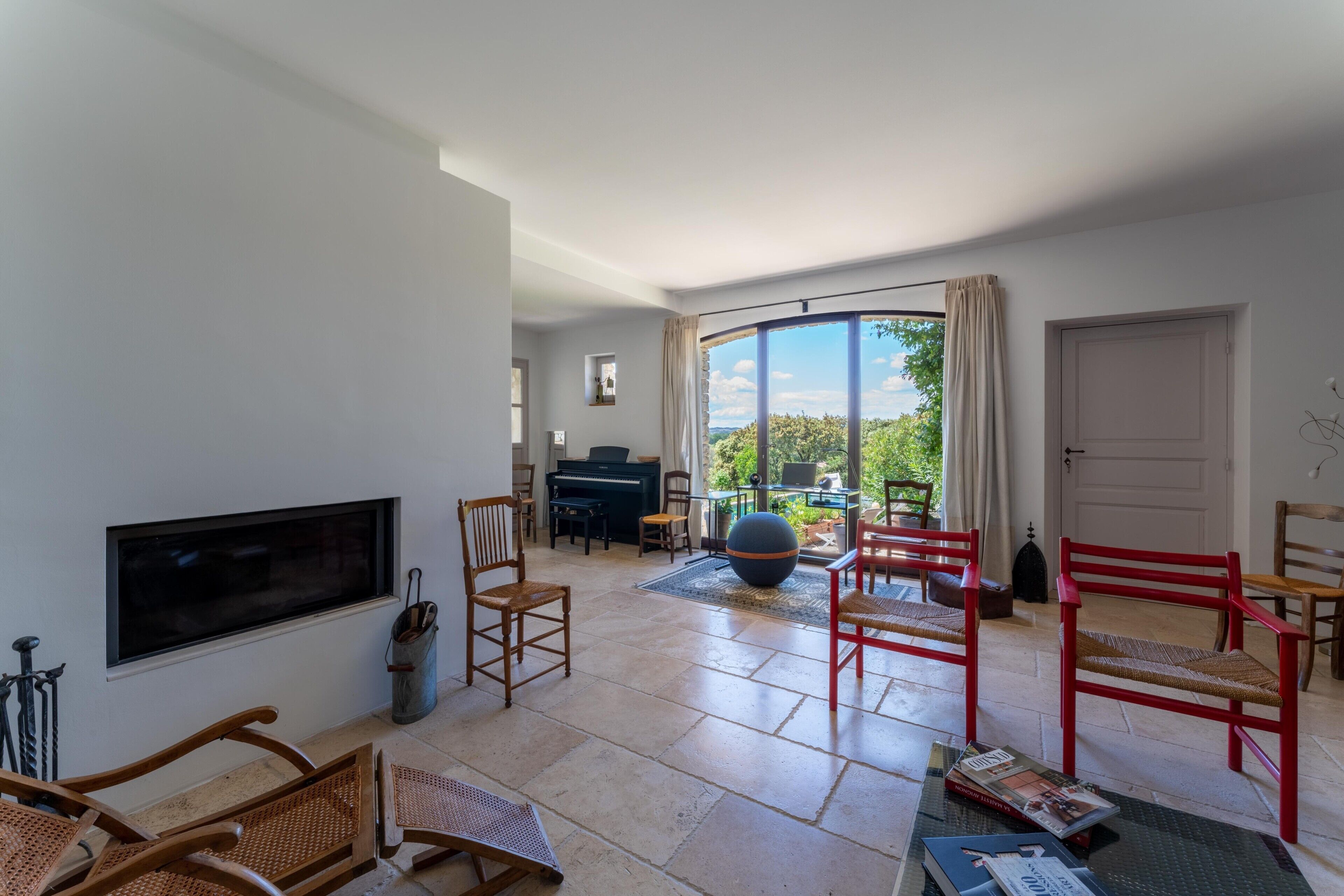 TV, peis, DVD-spiller og bordtennis