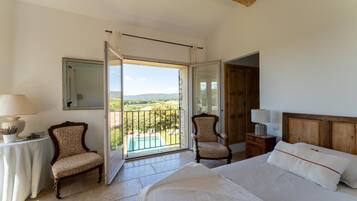 5 bedrooms, desk, iron/ironing board, free WiFi