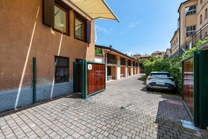 Exterior - Holiday Apartment "Trilocale Le Vele 5" with Mountain View, Private Terrace & Wi-Fi (Toscolano Maderno)
